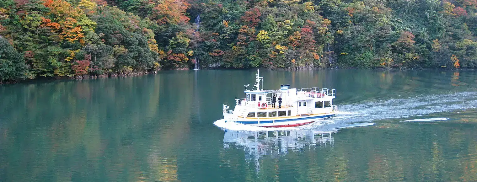 秋には、筆舌に尽くしがたい山峡の素晴らしい紅葉が、ゆれる湖水に映えます。木の実はどこまでも熟し、クリ、山ブドウ、アケビ、クルミなどの宝庫と化しキノコも豊富に採れ出します。