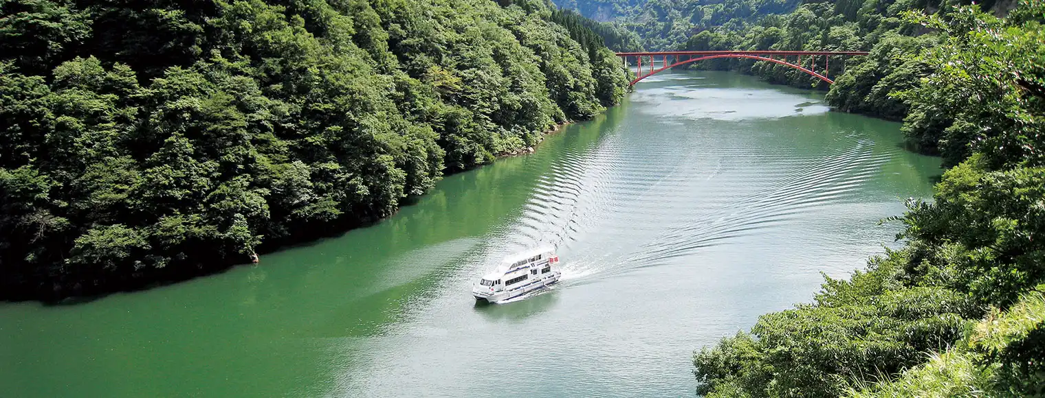 夏は、山峡を駆け抜ける爽やかな風に魅了される清涼感が漂います。エメラルドグリーンに変わる湖面を、飛び交う野鳥のさえずりが出迎えてくれます。