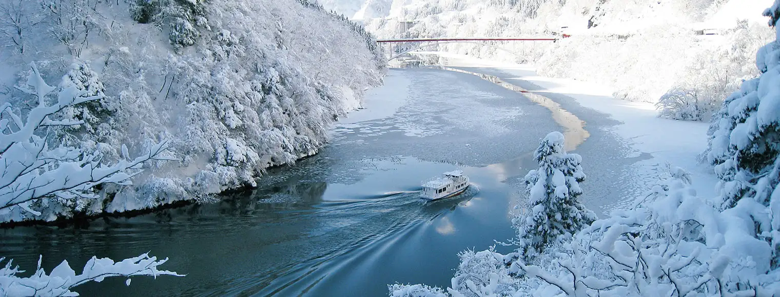 山峡の雪化粧が、「一幅の水墨画」の世界へ誘います。渡り鳥が飛来し、白銀の断崖には日本カモシカが姿を現したりもします。